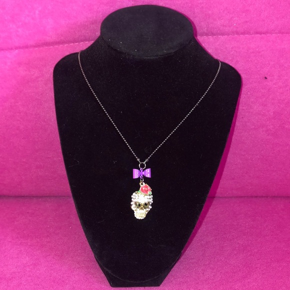 ⭐️Skull & Bow Necklace - Picture 2 of 6